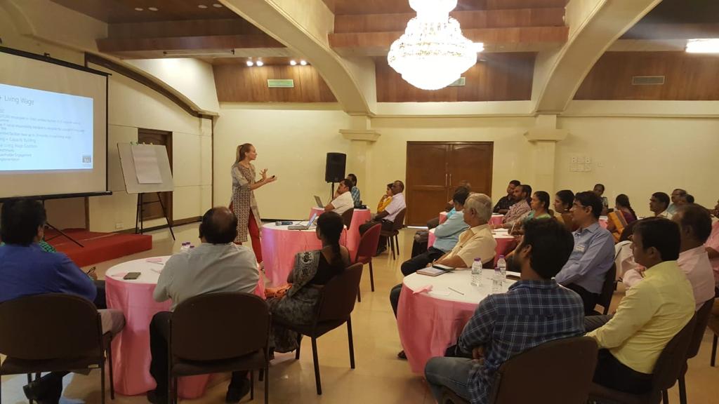 Photo of workshop instructor and participants 